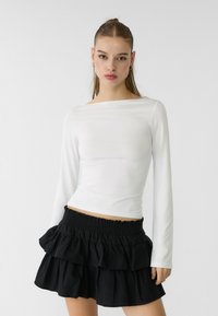 WITH BOAT NECK  - Langarmshirt - white