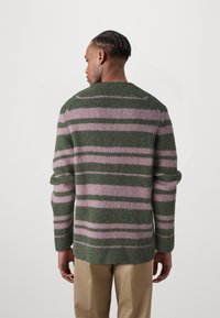 Grün- und pinkgestreifter Strickpullover mit lockerer Passform, rundem Ausschnitt und langen Ärmeln. Weicher, strukturierter Stoff mit einem mehrlagigen Design.