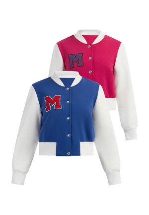 Dwie kurtki varsity z białymi rękawami, jedna niebieska z czerwoną naszywką "M", druga różowa z fioletową naszywką "M", obie z zatrzaskami i ściągaczami przy kołnierzu.