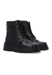 Černé kožené kotníkové boty s masivními podrážkami, šněrováním vpředu, bočními zipy a polstrovaným límcem.