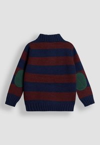 Langärmliger Strickpullover für Kinder mit horizontalen Streifen in Marineblau und Kastanienbraun sowie grünen Ellbogenflicken, flach auf einem neutralen Hintergrund präsentiert.