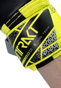 Guanto nero e giallo neon con finitura testurizzata, caratterizzato da un motivo geometrico, polsino rinforzato e un'etichetta di marchio audace.