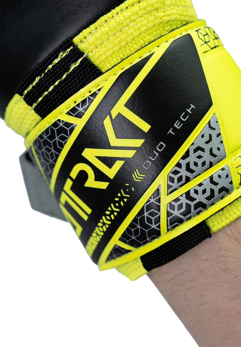 Guanto nero e giallo neon con finitura testurizzata, caratterizzato da un motivo geometrico, polsino rinforzato e un'etichetta di marchio audace.