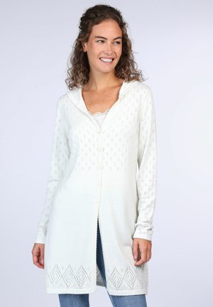 Weißer Strickcardigan mit Kapuze, ausgestattet mit einer offenen Maschenstruktur und einer Knopfleiste. Rauten-Muster am Saum und lange Ärmel.