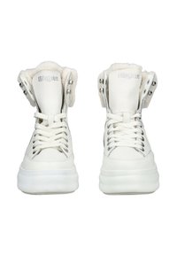 Witte hoge sneakers met een faux fur kraag, metalen oogjes, platte veters en een dikke witte zool; glad leder met een gestructureerde afwerking.