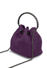 Bolso de cubo de ante morado con una correa de cadena para el hombro, cierre de cuerda y un asa metálica. Textura suave con un diseño elegante.