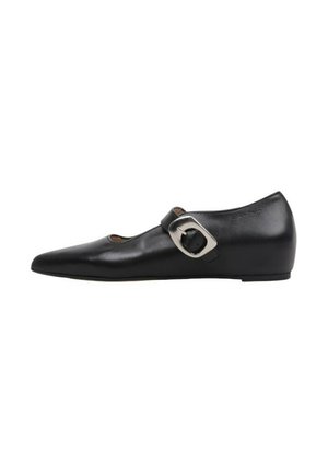 Zapato plano Mary Jane de cuero negro con puntera puntiaguda y gran hebilla plateada sobre fondo blanco.
