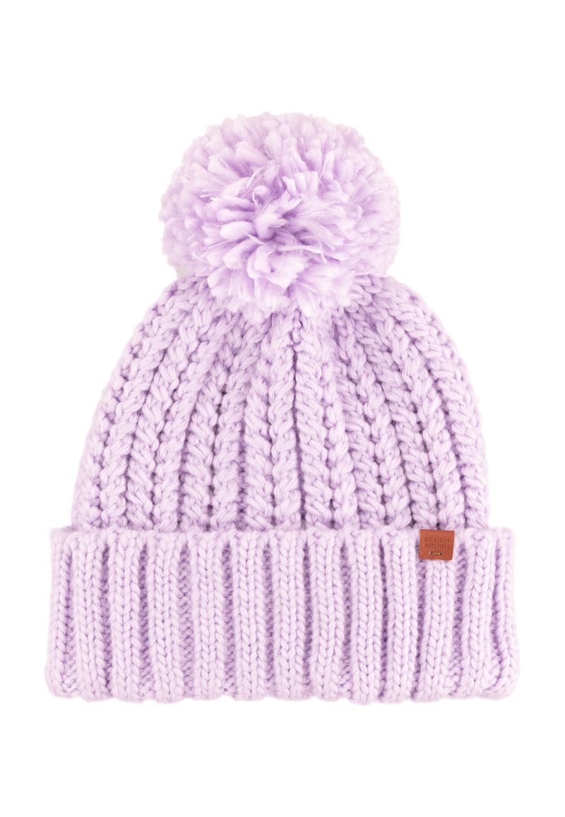 Fioletowa dzianinowa czapka z prążkowanym mankietem, z dużym pomponem na górze i małą metką z logo z boku.