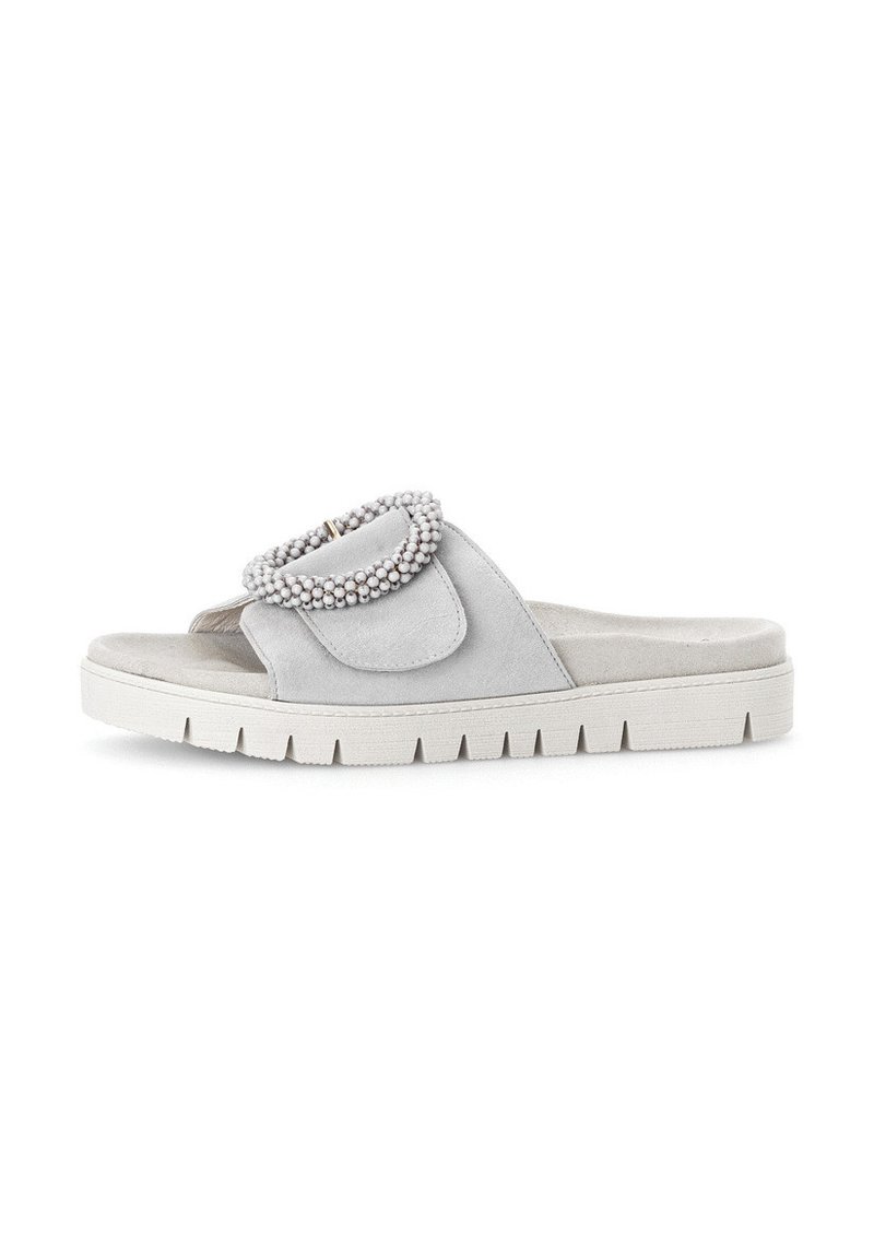 Graue Wildleder-Slidesandalen mit einem abgerundeten, mit Perlen verzierten Akzent am Riemen und einer strukturierten weißen Gummisohle. Flaches Design, lässiger Stil.