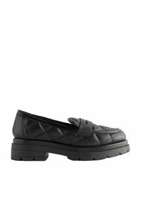 Mocassino in pelle trapuntata nera con punta arrotondata, una fascia decorativa sopra il collo del piede e una suola nera spessa.