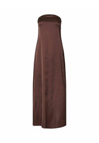 Robe marron en satin sans bretelles longue jusqu'au sol avec un décolleté droit et un tissu lisse et fluide.