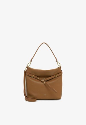 Sac à main en cuir marron à la texture douce, avec un dessus incurvé et une quincaillerie dorée. Doté d'une bandoulière amovible et d'un détail en diagonale sur le devant.