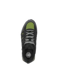 Zwarte en neon groene sport sneaker met grijze veters, nylon bovenkant en merk inlegzool, gezien van bovenaf op een witte achtergrond.