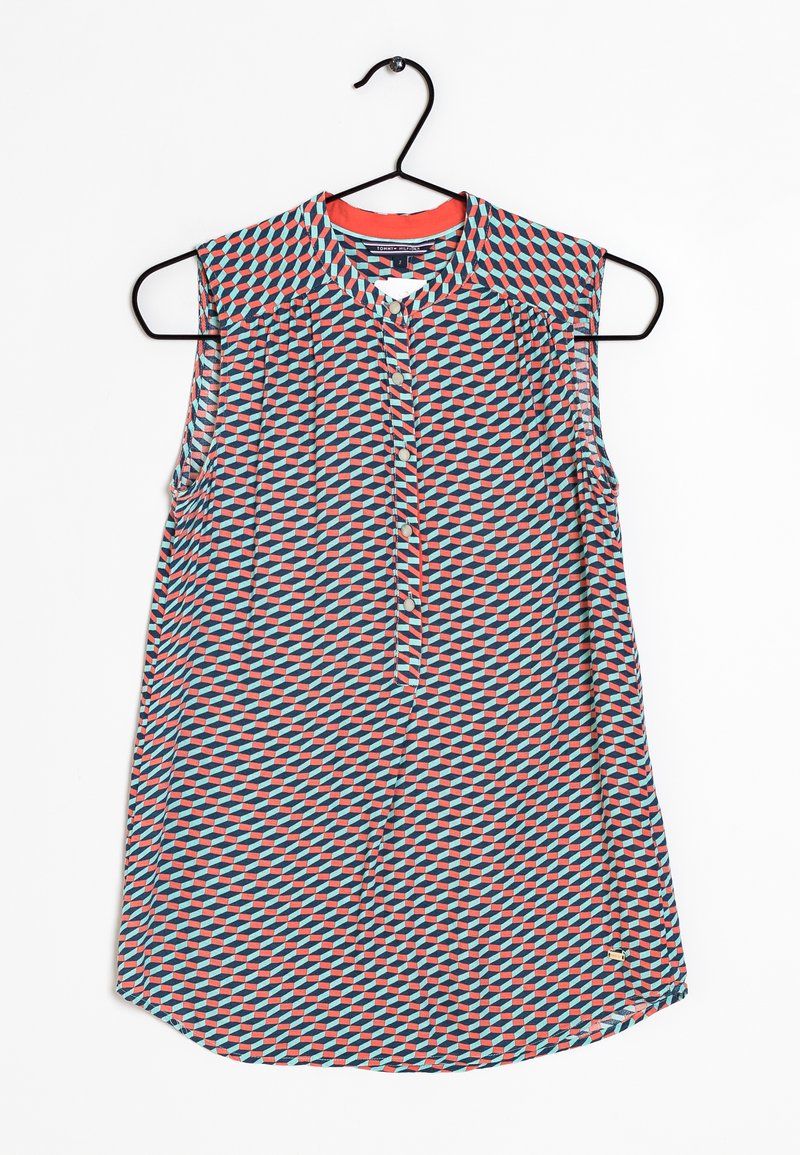 Ärmelloses Hemd mit geometrischem Muster in Rot, Blau und Weiß; Knopfleiste; Kragenhals; leichtes Gewebe; abgerundeter Saum.