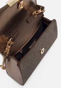 Petit sac à main marron métallique avec devant texturé, fermoir doré, bandoulière chaîne et ouverture supérieure dévoilant une poche intérieure zippée.