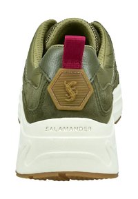 Olivgrüner Sneaker mit weißer Sohle, hexagonalem braunem Logo-Patch, rotem Zugband und "SALAMANDER"-Prägung auf der Ferse.