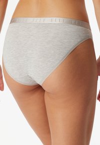 Hellgraue Baumwollunterhose mit glatter Textur, ausgestattet mit einem satinierten Bund, der mit dem Markennamen geprägt ist. Klassischer Schnitt mit vollständiger Abdeckung.