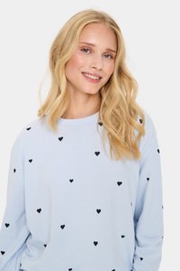 Sudadera azul claro con un cuello redondo y mangas largas, con pequeños patrones de corazones negros en toda la prenda. Textura de tela suave.
