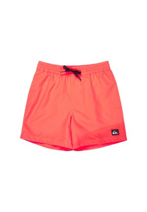 Jasnoróżowe kąpielówki z elastycznym pasem, czarnym sznurkiem oraz małą czarno-białą naszywką z logo na lewej nogawce.