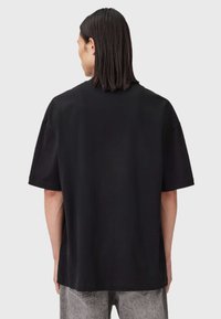 Schwarzes, übergroßes T-Shirt aus weicher Baumwolle. Kurze Ärmel, runder Ausschnitt und eine lässige Passform, mit einer glatten Textur und ohne sichtbare Logos oder Grafiken.