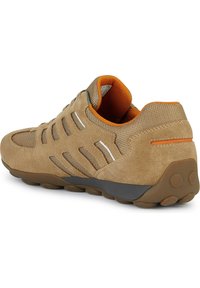 Hnědé semišové a síťované tenisky s texturovaným povrchem, oranžovým interiérem, reflexními akcenty a flexibilní gumovou podrážkou s kruhovými úchyty.