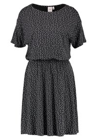 Czarna sukienka z krótkimi rękawami, białe kropki, okrągły dekolt, elastyczna talia i luźny krój. Materiał wydaje się miękki i lekki.