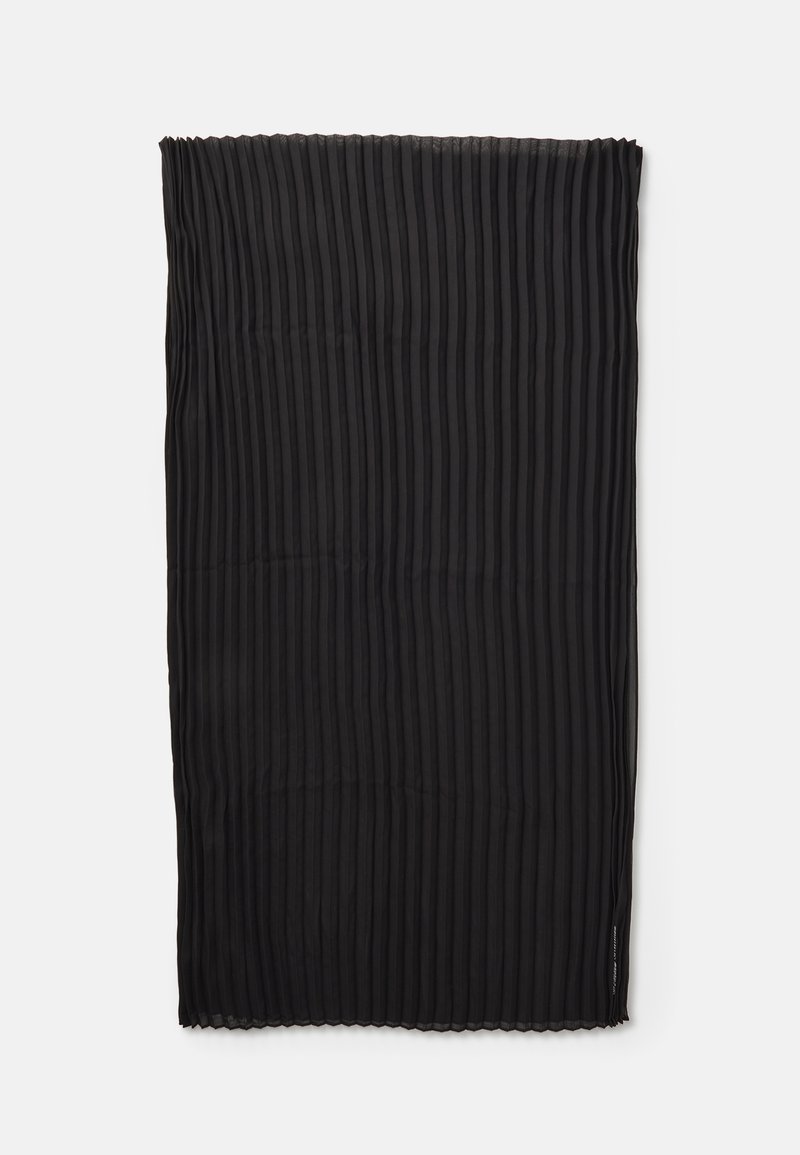 Écharpe plissée noire en tissu léger. Présente une texture côtelée verticale et un bord festonné le long du bas.