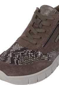Chaussure de sport marron avec un mélange de daim et un design en imitation serpent texturé, dotée de lacets et d'une fermeture éclair sur le côté ; semelle en caoutchouc blanche.