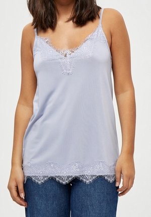 Jasnofioletowa halka z koronkową lamówką, wyposażona w regulowane cienkie ramiączka i falowany dół. Gładka faktura z delikatnymi detalami.