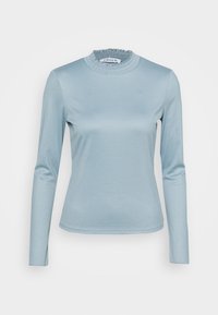 Maglietta a maniche lunghe di colore azzurro chiaro, realizzata in tessuto morbido. Presenta un colletto arricciato e una vestibilità aderente. Senza loghi o motivi visibili.