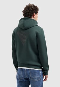 Donkergroen sweatshirt met een capuchon, met een gestreept driehoekig ontwerp in zwart op de bovenrug. Zachte stof en ribbelmanchetten.