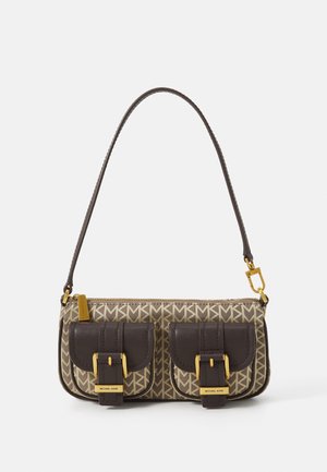 Kleine rechteckige Handtasche in Beige und Braun mit wiederkehrendem MK-Muster, zwei vorderen Taschen mit Schnallen und einem dünnen Schulterriemen.