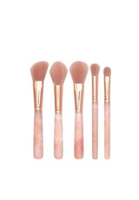 Pięć pędzli do makijażu z miękkim różowym włosiem, różowozłotymi ferrulami i marmurowymi różowymi plastikowymi uchwytami, oznaczonymi napisem "CRYSTALLOVE". Różne kształty i rozmiary.