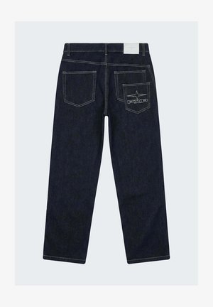Vaqueros de mezclilla azul oscuro con costuras blancas en contraste, dos bolsillos traseros y un logo con una estrella y "PXP" en el bolsillo derecho.