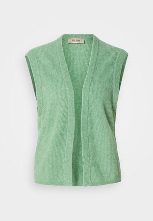 Gilet sans manches vert en tissu tricoté côtelé, avec un design à l'avant ouvert et sans fermetures. Texture lisse, style décontracté.