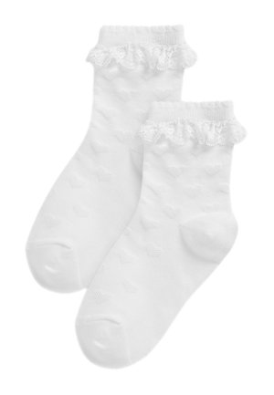 Șosete albe până la gleznă cu modele texturate în formă de inimă și volănaș din dantelă la tivuri.