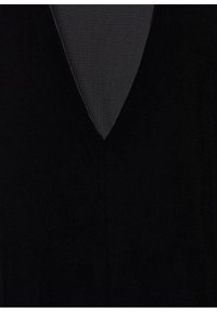 Robe en velours noir avec un décolleté en V profond. Texture lisse avec un drapé élégant, mettant en valeur la simplicité et la polyvalence du design.