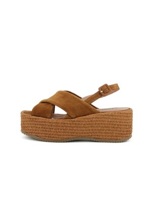 Sandalo platform in suede marrone con suola intrecciata spessa, cinturini incrociati e chiusura con fibbia regolabile alla caviglia.