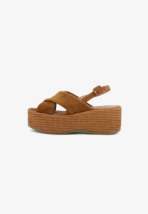 Sandalo platform in suede marrone con suola intrecciata spessa, cinturini incrociati e chiusura con fibbia regolabile alla caviglia.