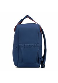 Zaino blu navy con forma strutturata, materiale in tessuto, tasca frontale, spallacci regolabili e maniglia superiore. Accenti laterali testurizzati.