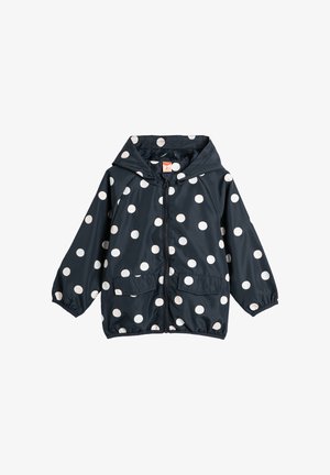 Marineblå jakke med store hvide prikker, hætte, frontlynlås og to forlommer. Lavet af et letvægts, vandafvisende materiale.