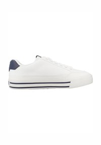 Zapatilla de lona blanca con perfil bajo, acento en el talón en color marino y suela de goma. Presenta una superficie texturizada y rayas horizontales en contraste.