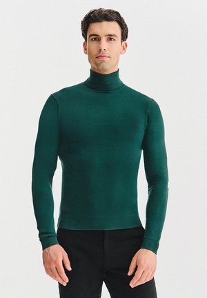 Zielony sweter golfowy, dopasowany krój, długie rękawy, ściągacz przy dekolcie i mankietach. Gładka faktura, wykonany z miękkiego materiału.