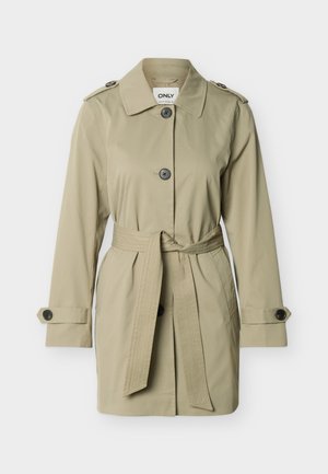 Trench-coat beige mi-longueur avec col, fermeture boutonnée sur le devant, ceinture nouée à la taille, épaulettes et brides de manche boutonnées.