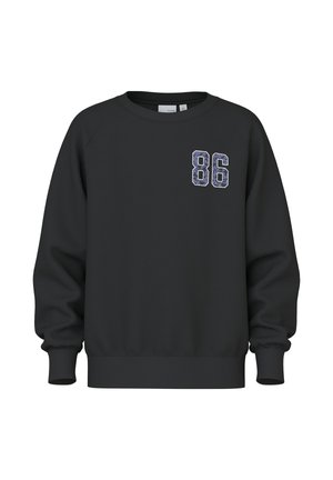 Schwarzer Pullover mit Raglanärmeln, mit einer strukturierten "86" Applikation auf der linken Brust. Weicher Stoff, gerippte Bündchen und Saum.