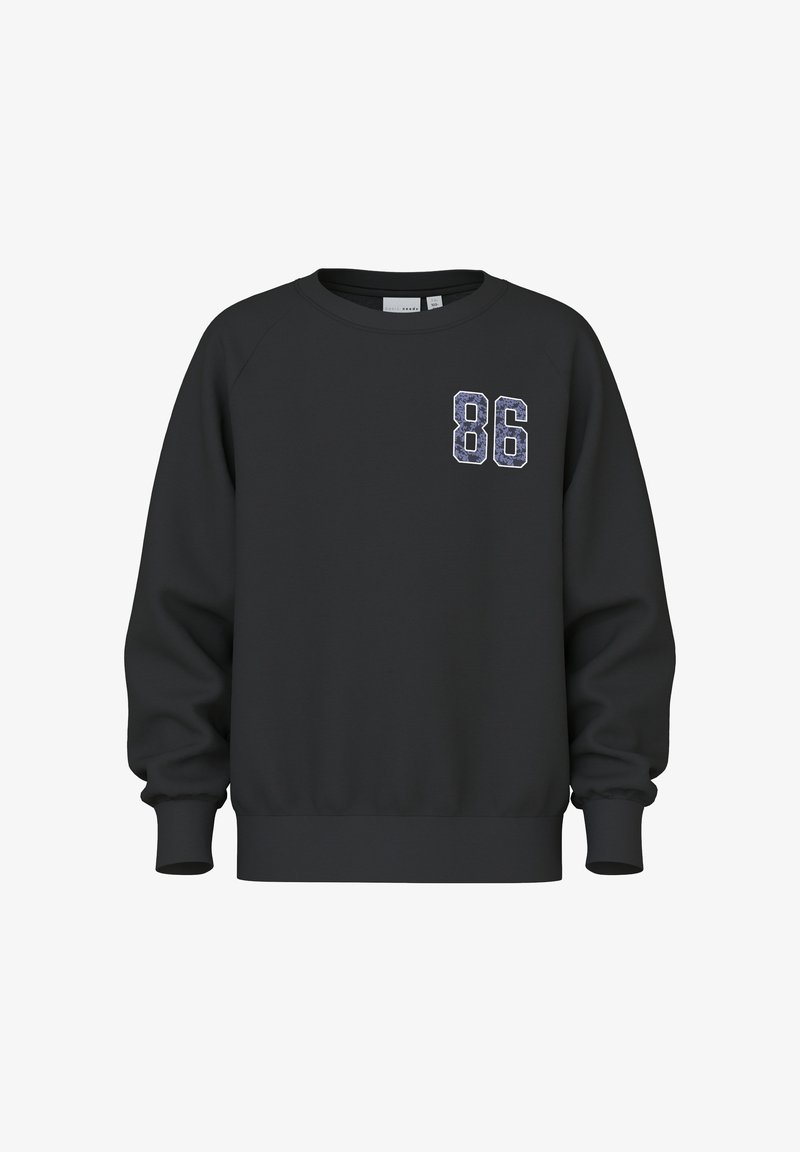 Schwarzer Pullover mit Raglanärmeln, mit einer strukturierten "86" Applikation auf der linken Brust. Weicher Stoff, gerippte Bündchen und Saum.