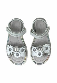 Sandali bianchi con decorazioni floreali e accenti metallici. Presentano una fascia regolabile e una soletta testurizzata. Dettagli floreali in bianco e argento.