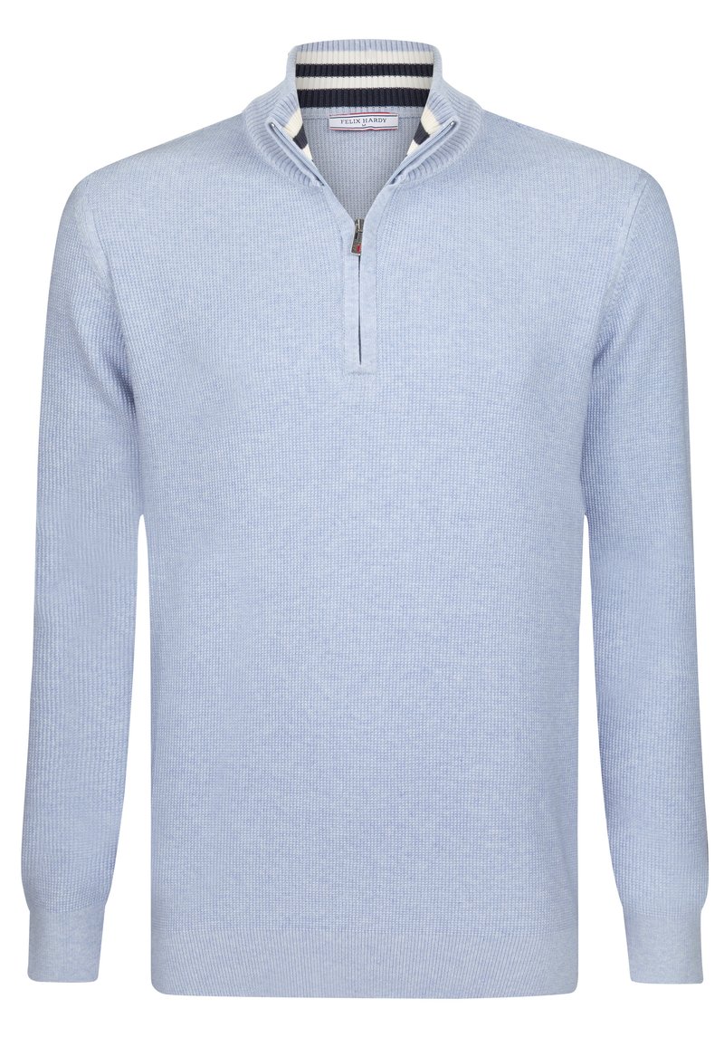 Hellblaues Halb-Reißverschluss-Pullover aus strukturiertem Strickstoff. Mit umgeschlagenem Kragen mit gestreiften Akzenten und langen Ärmeln.