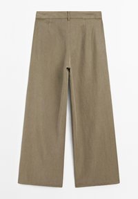 Pantalons à jambe large d'un vert olive sobre, fabriqués à partir d'un tissu texturé, dotés d'une taille simple et de poches arrière discrètes.