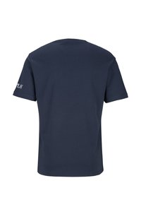 Marineblaue T-Shirt aus weichem Baumwollmaterial, mit kurzen Ärmeln und Rundhalsausschnitt. Besonders erwähnenswert: weißer Text auf dem linken Ärmel.